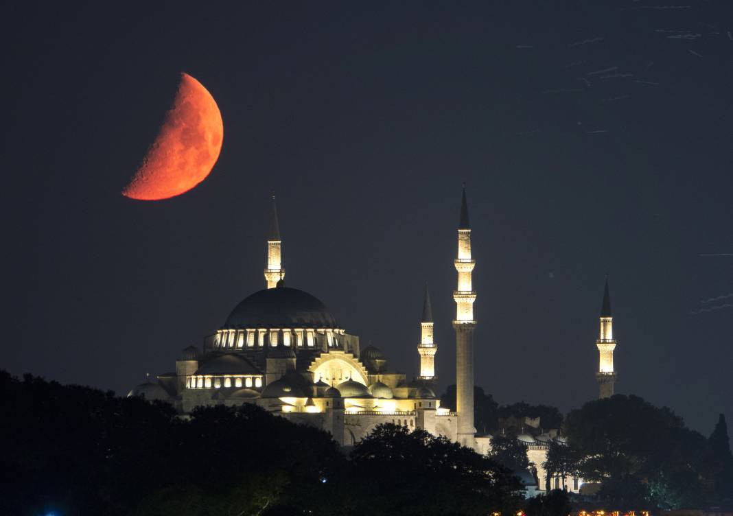 İstanbul'un muhteşem eserine Ay eşlik etti - Resim: 2